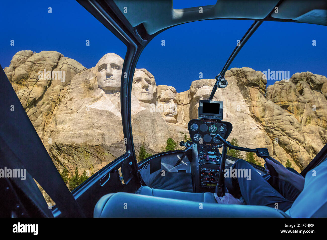 Hubschrauber Innenraum fliegen am Mount Rushmore National Memorial der Vereinigten Staaten von Amerika in South Dakota. Uns historische Präsidenten: Washington, Jefferson, Roosevelt und Lincoln. NP Rundflug. Stockfoto