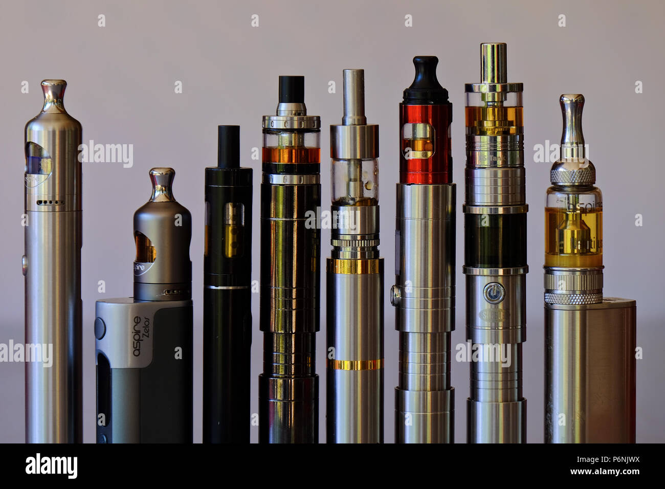 Eine Reihe von verschiedenen Rohr ecigarette Geräte für elektronische Rauchen oder vaping mit eliquid Stockfoto