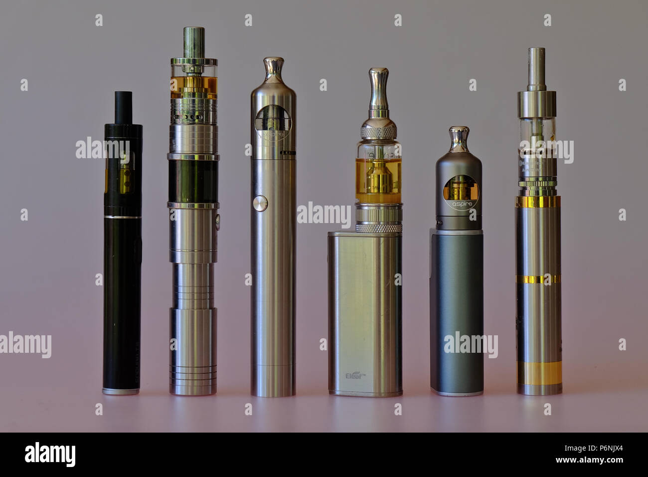 Eine Reihe von verschiedenen Rohr ecigarette Geräte für elektronische Rauchen oder vaping mit eliquid Stockfoto