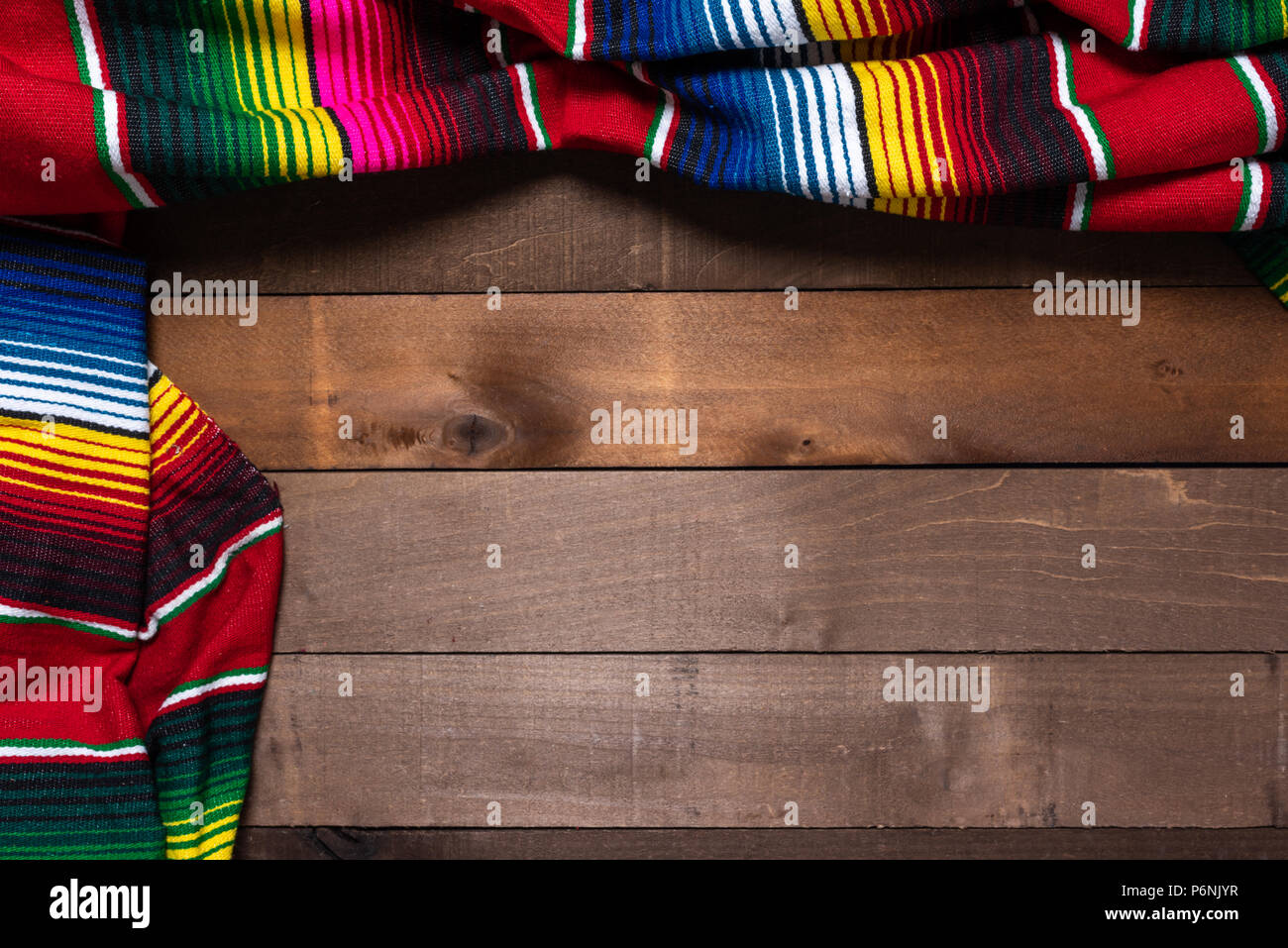 Mexikanische Serape Decke auf Holz Hintergrund Stockfoto