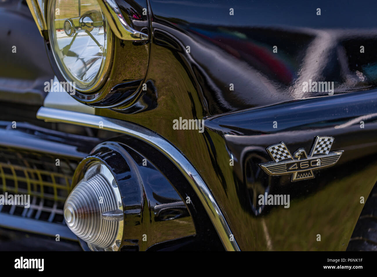 Flache Tiefenschärfe Nahaufnahme der vorderen Ende auf einem 1955 Ford Fairlane Crown Victoria. Stockfoto