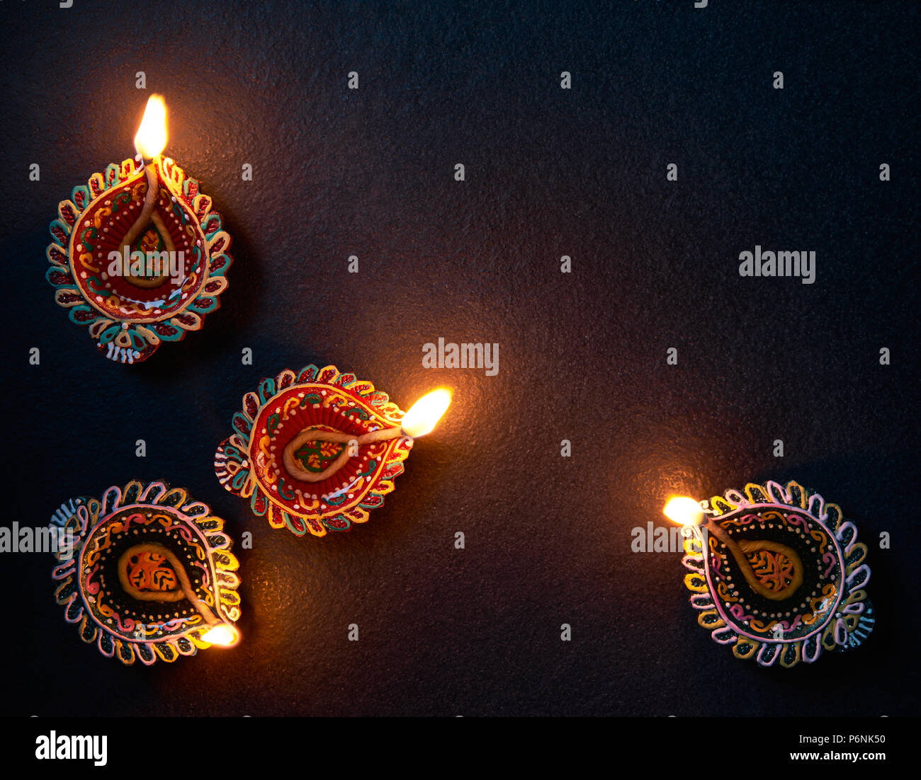 Happy Diwali - Bunte Diya Lampe auf dem Boden Stockfoto