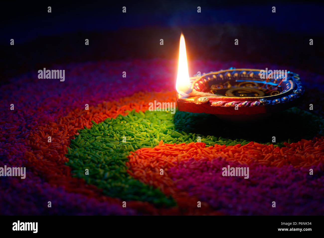 Happy Diwali - Diya Lampe oben auf bunten rangoli Stockfoto