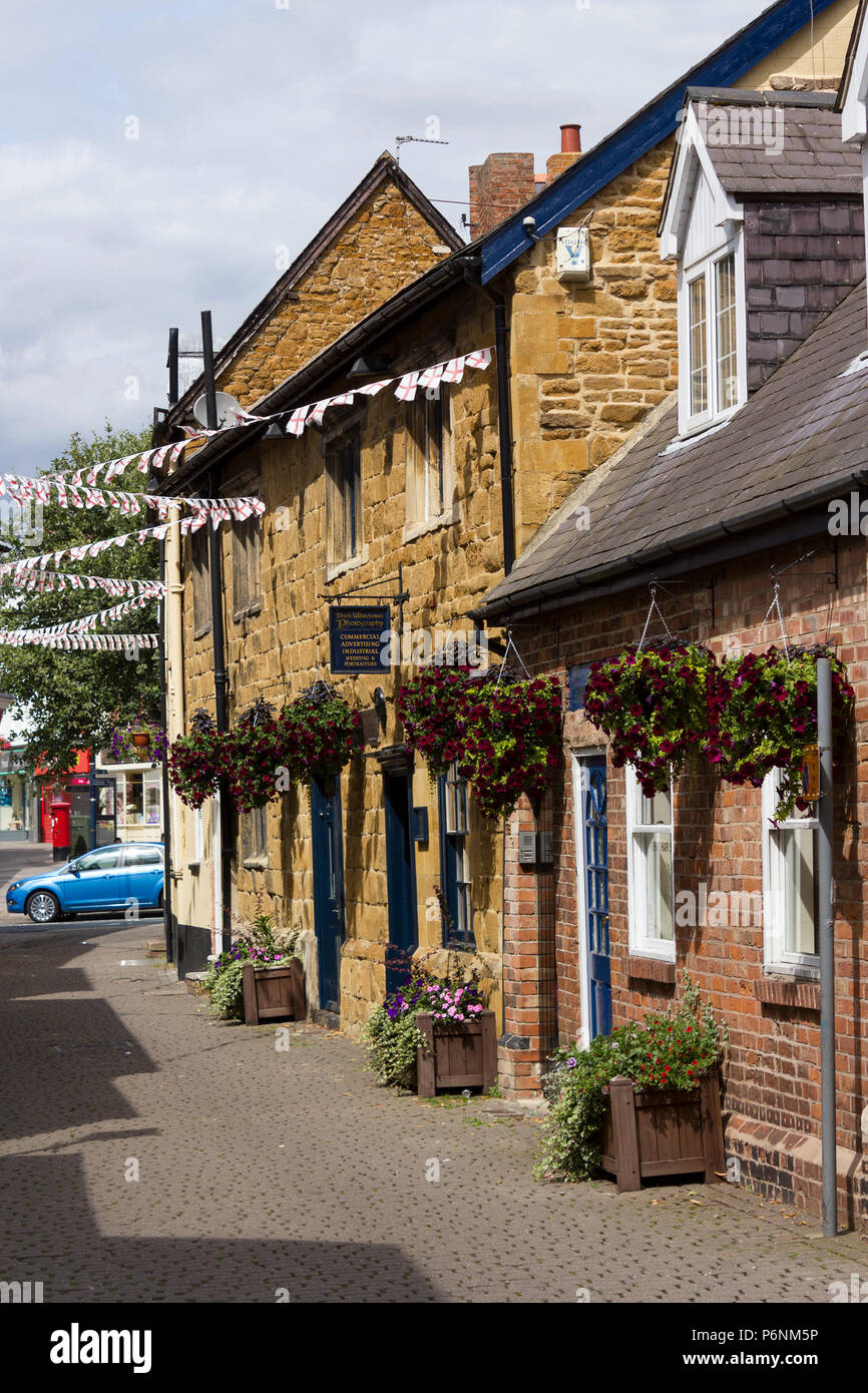 Alte Eisensteingebäude, darunter das alte Court House, in Church Street, Melton Mowbray, Leicestershire, England, VEREINIGTES KÖNIGREICH Stockfoto
