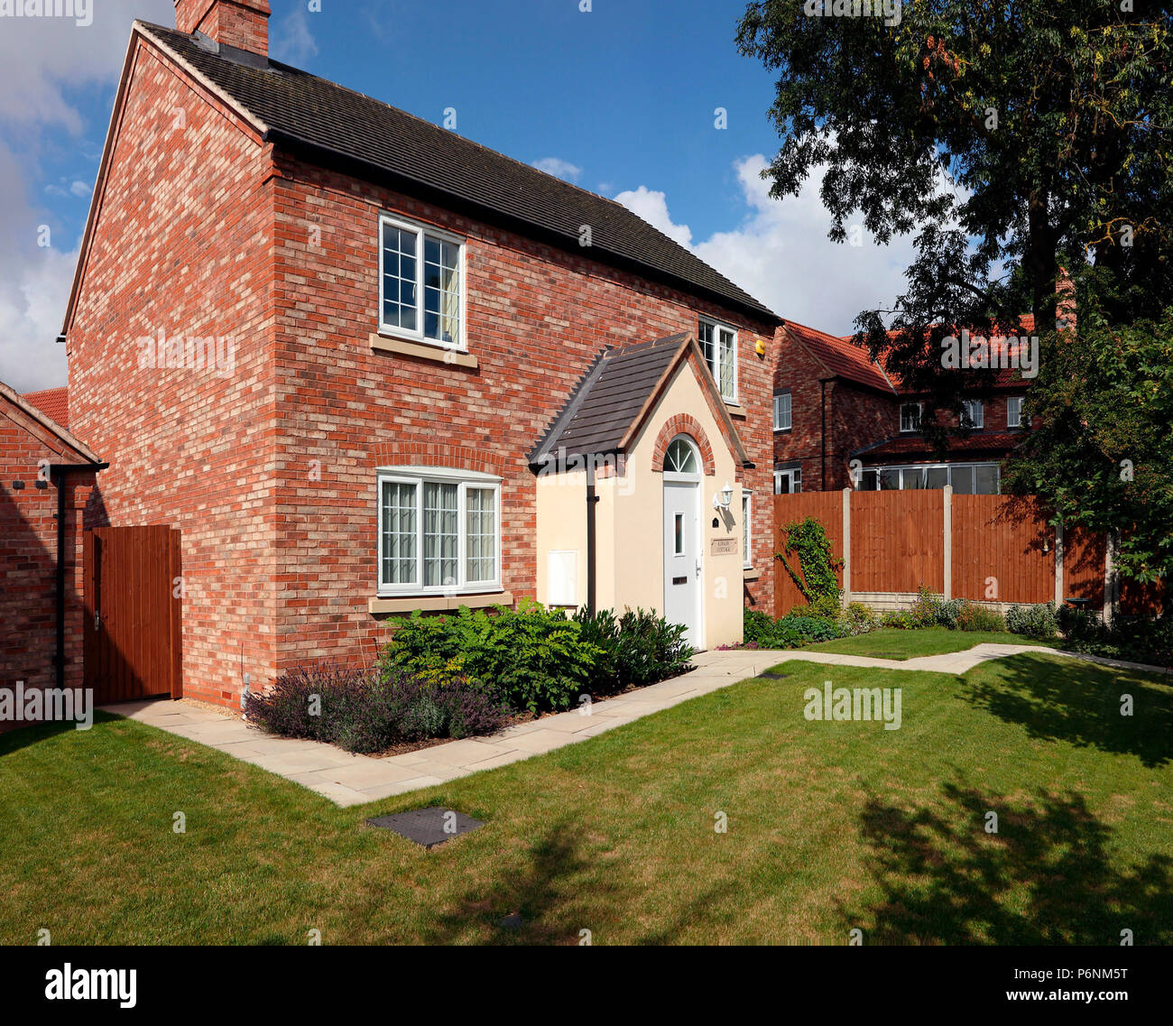 Neu erbautes Haus im traditionellen englischen Landhausstil, erbaut in rotem Ziegel, Leicestershire, England, Großbritannien. Stockfoto
