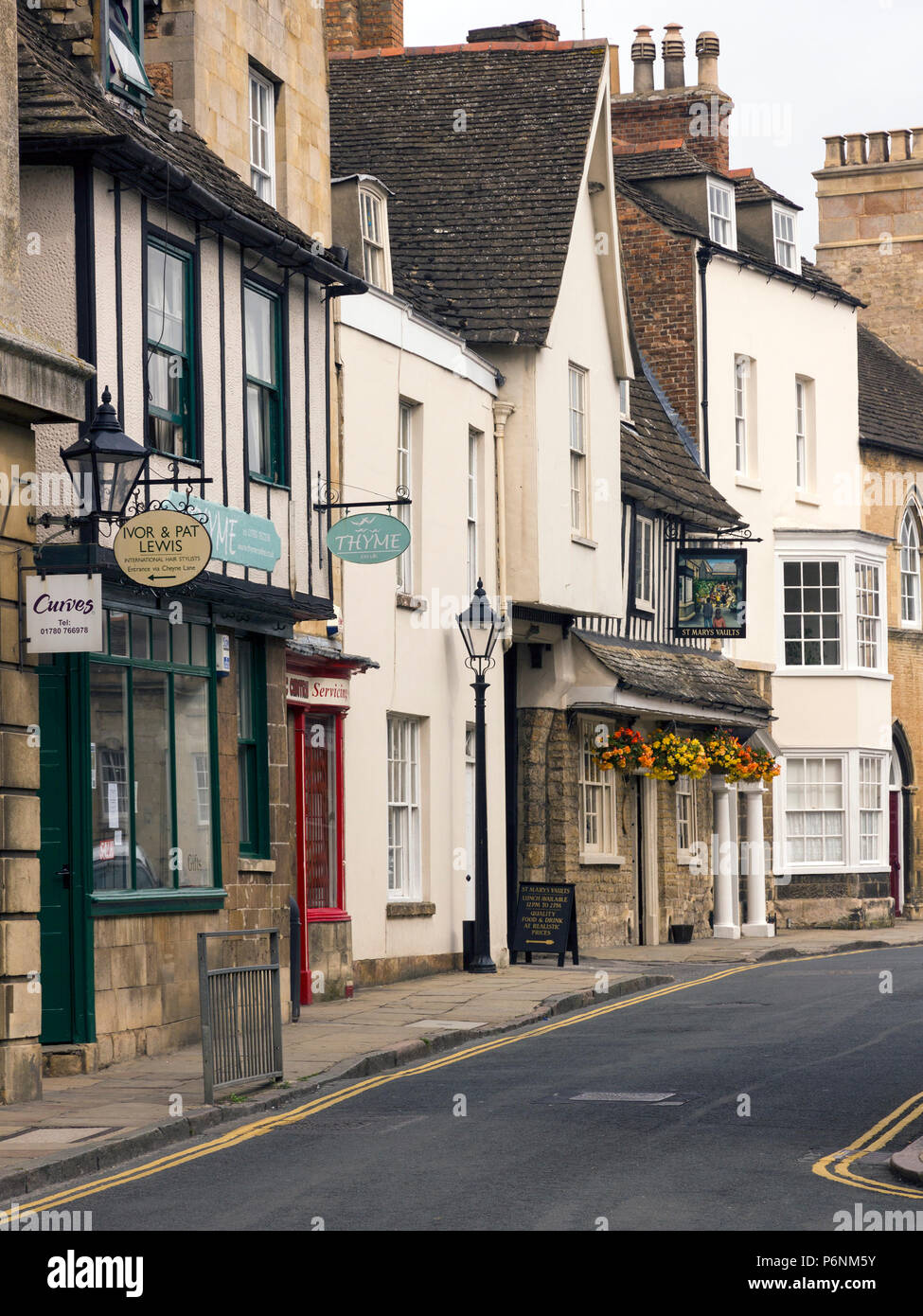 Alte attraktive traditionelle Ladenfassaden und Gebäude, Saint Mary's Street, Stamford, Lincolnshire, England, UK Stockfoto