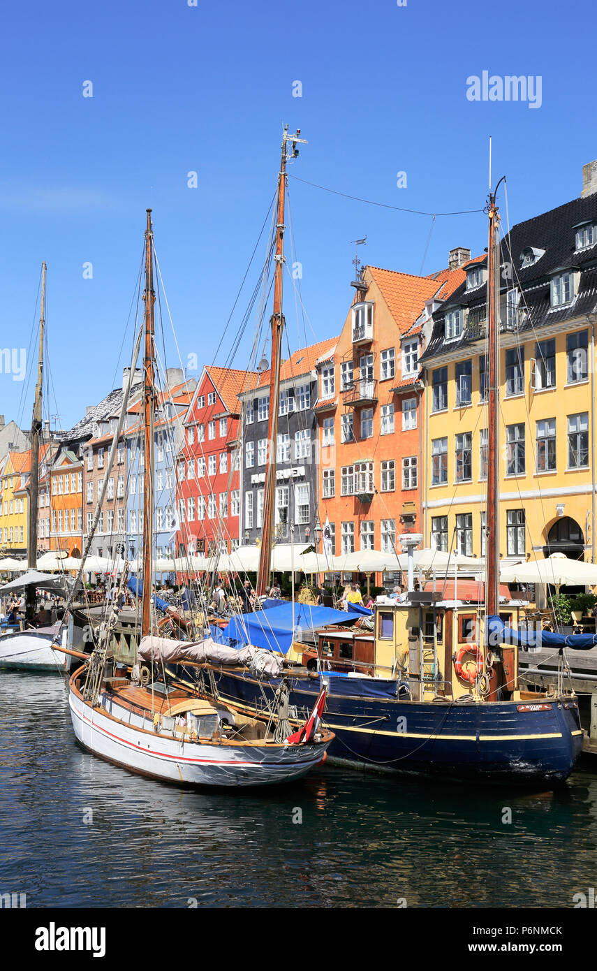 Kopenhagen, Dänemark - 27 Juni, 2018: Blick auf den Nyhavn mit nautischen Schiffe im Vordergrund. Stockfoto