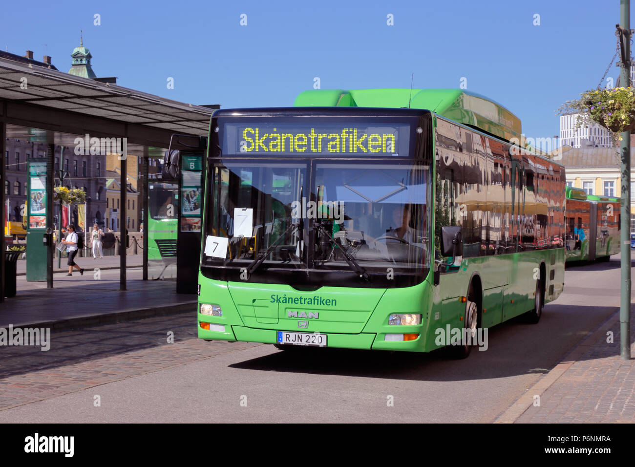 Malmö, Schweden - 27. Juni 2018: Eine grüne M.A.N city Bus Service für Skanetrafiken öffentliche Verkehrsmittel an der Malmö Central Station. Stockfoto