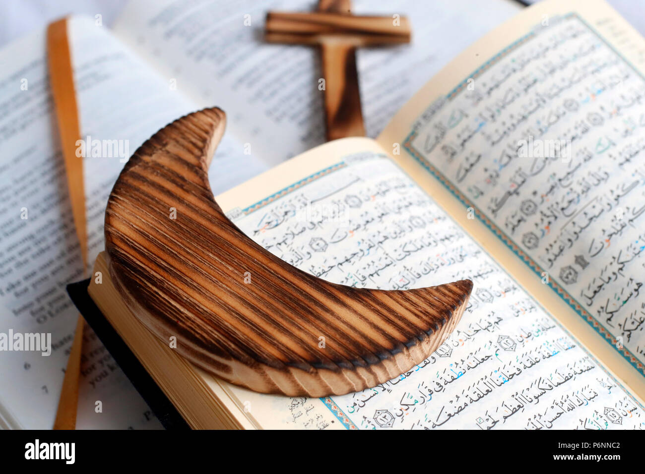 Christentum, Islam 2 monotheistischen Religionen. Bibel, Koran, Kreuz