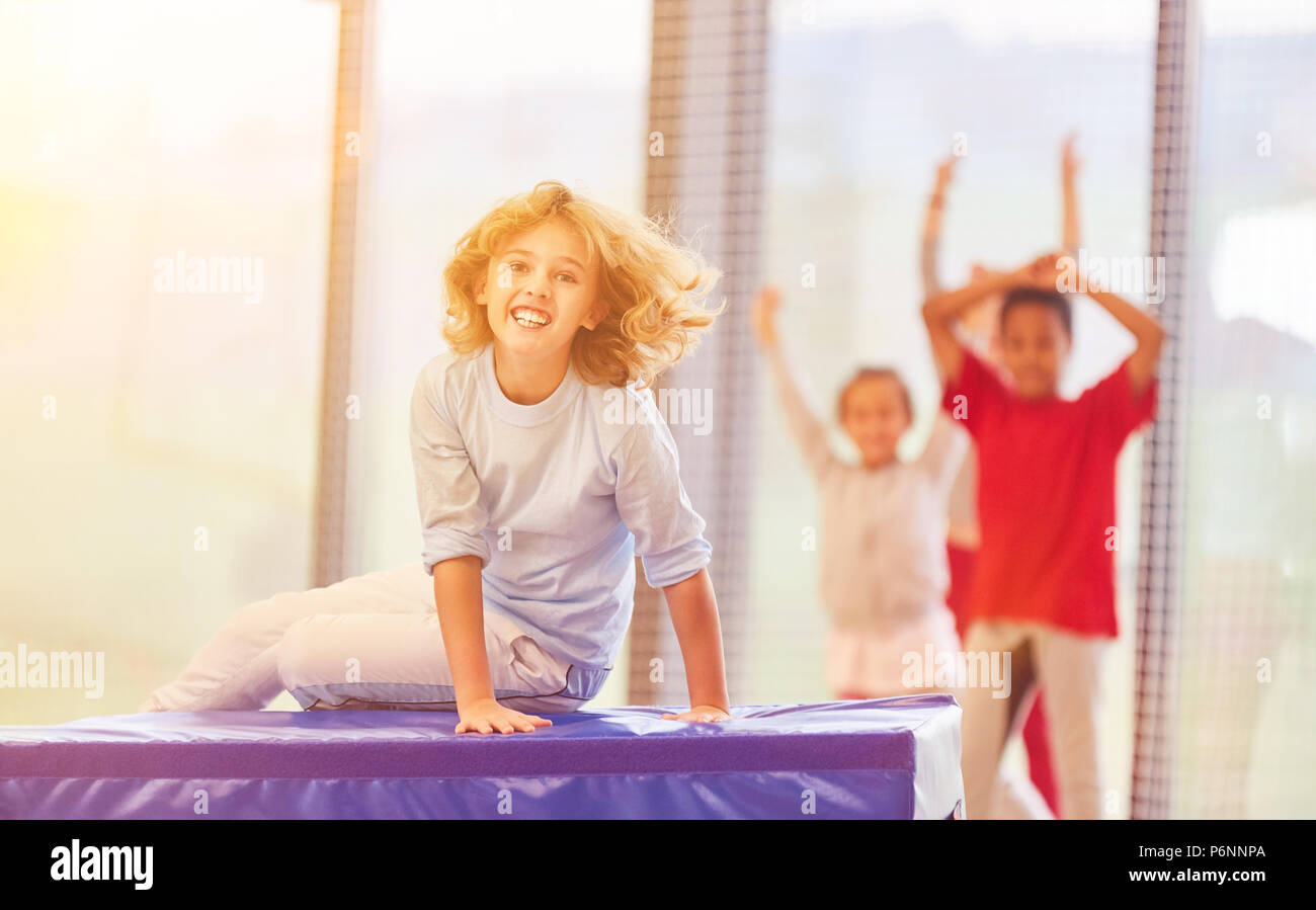 Kinder haben Spaß im Sportunterricht in der Grundschule Stockfoto