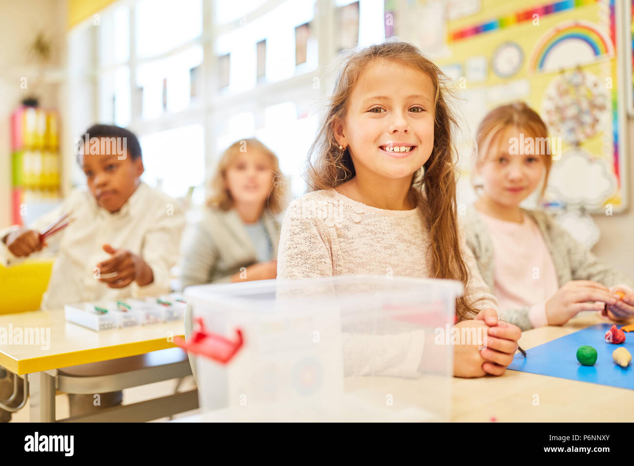 Gruppe von Kindern zusammen lernen in der Klasse im Kindergarten oder Grundschule Stockfoto