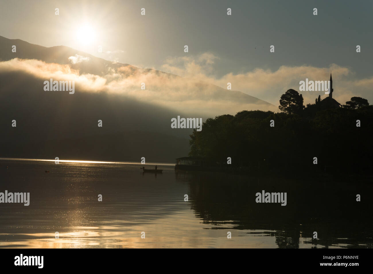 Ioannina See Pamvotis in den Sonnenaufgang Hintergrundbeleuchtung, Griechenland Stockfoto