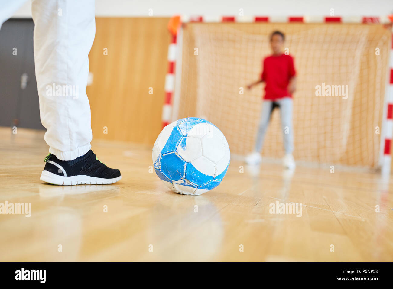 Kinder im Fußball vor dem Schuss von Strafe im Sportunterricht Stockfoto