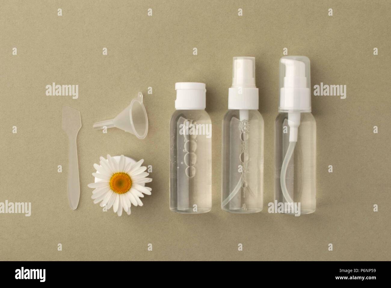 Weisser bio Apotheke Kosmetik flach mit Blume der Kamille. Sauber Schönheit Konzept. Branding Mock Up; oben Blick auf Grün pastell Hintergrund Stockfoto