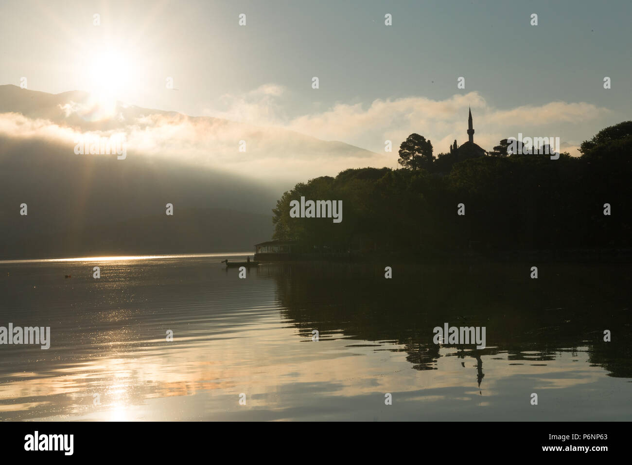 Ioannina See Pamvotis in den Sonnenaufgang Hintergrundbeleuchtung, Griechenland Stockfoto