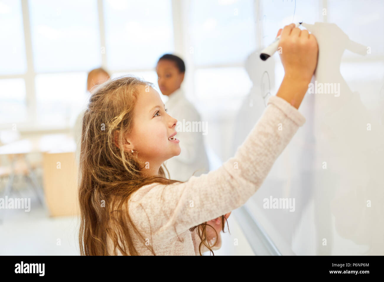 Mädchen als Student während der Berechnung an der Tafel in Mathe Lektion Stockfoto