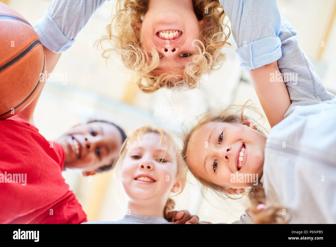 Glückliche Kinder bilden ein starkes Team in der Grundschule Sportunterricht Stockfoto