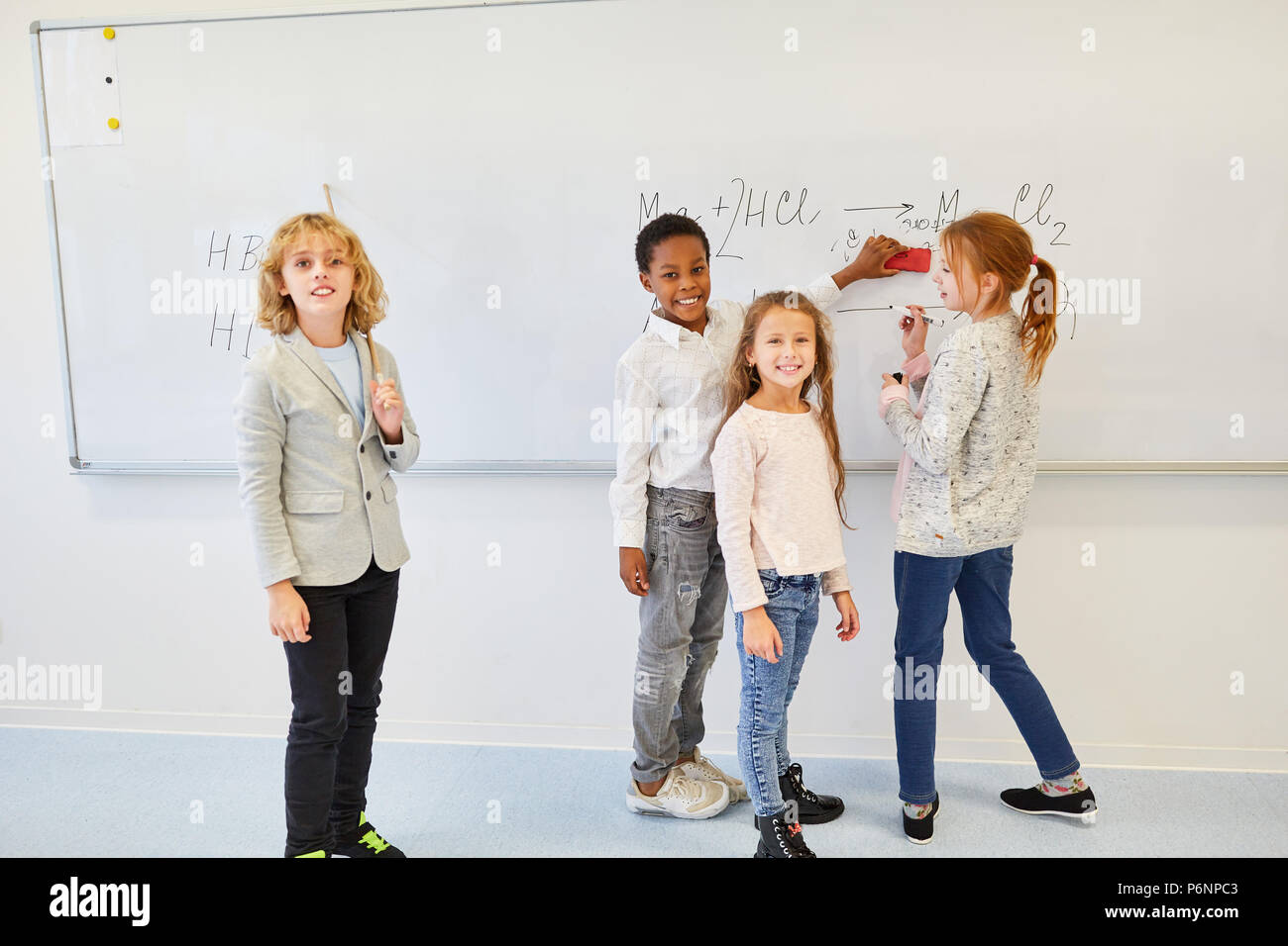 Die Schüler lernen gemeinsam berechnen auf einer Tafel im Mathematikunterricht Stockfoto