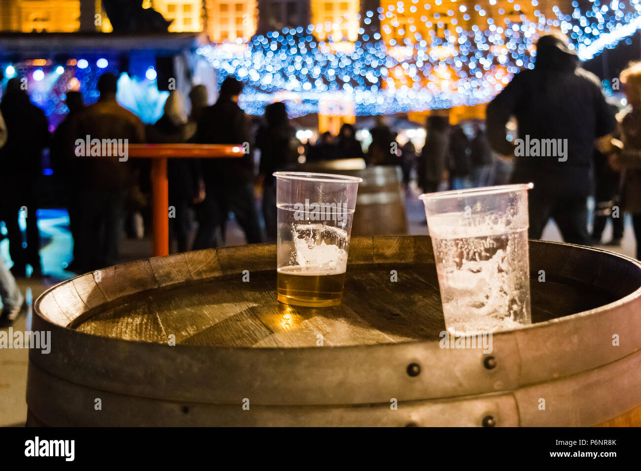 Zwei Gläser Bier durch die Menschenmenge umgeben. Halb leer. Stockfoto