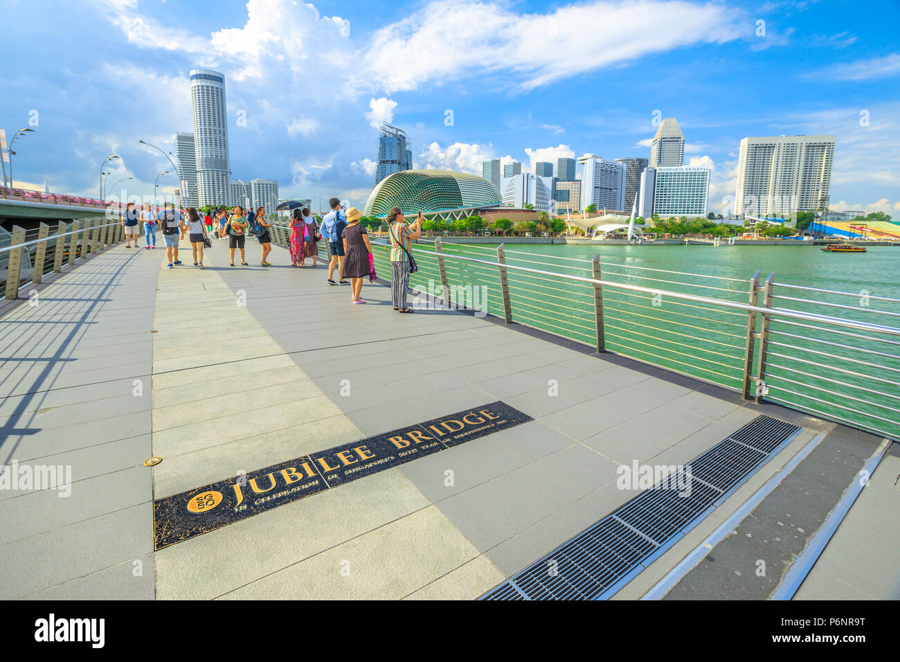 Singapur - 28. April 2018: Weitwinkelaufnahme der Jubilee Bridge. Esplanade oder Theater an der Bucht, die auch als die Durian und moderne Hochhäuser von Downtown auf Hintergrund bekannt. Sonnigen Tag blauer Himmel. Stockfoto