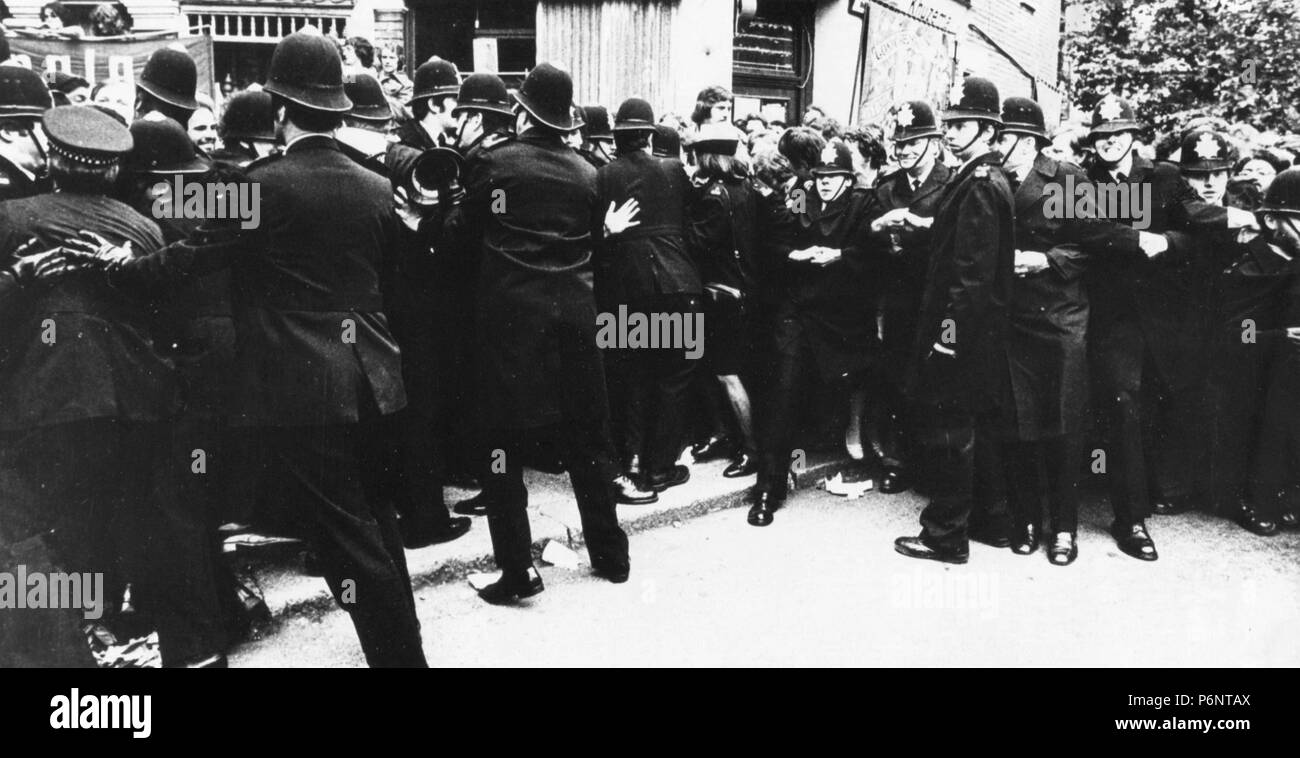Polizisten vor den Toren der Granvik foto Materialbearbeitung Werk in London (England) verteilen die Teilnehmer in einem Masse Streikposten, die Unternehmer ihre gewerkschaftliche Rechte, 1977 zu erkennen. Stockfoto