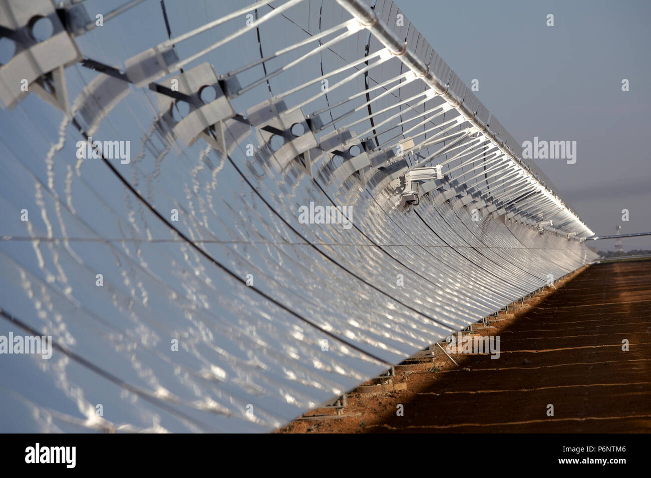 Hohlspiegel Technologie des Solarkraftwerks 'La Risca' in der Nähe von Badajoz Extremadura in Spanien. Stockfoto