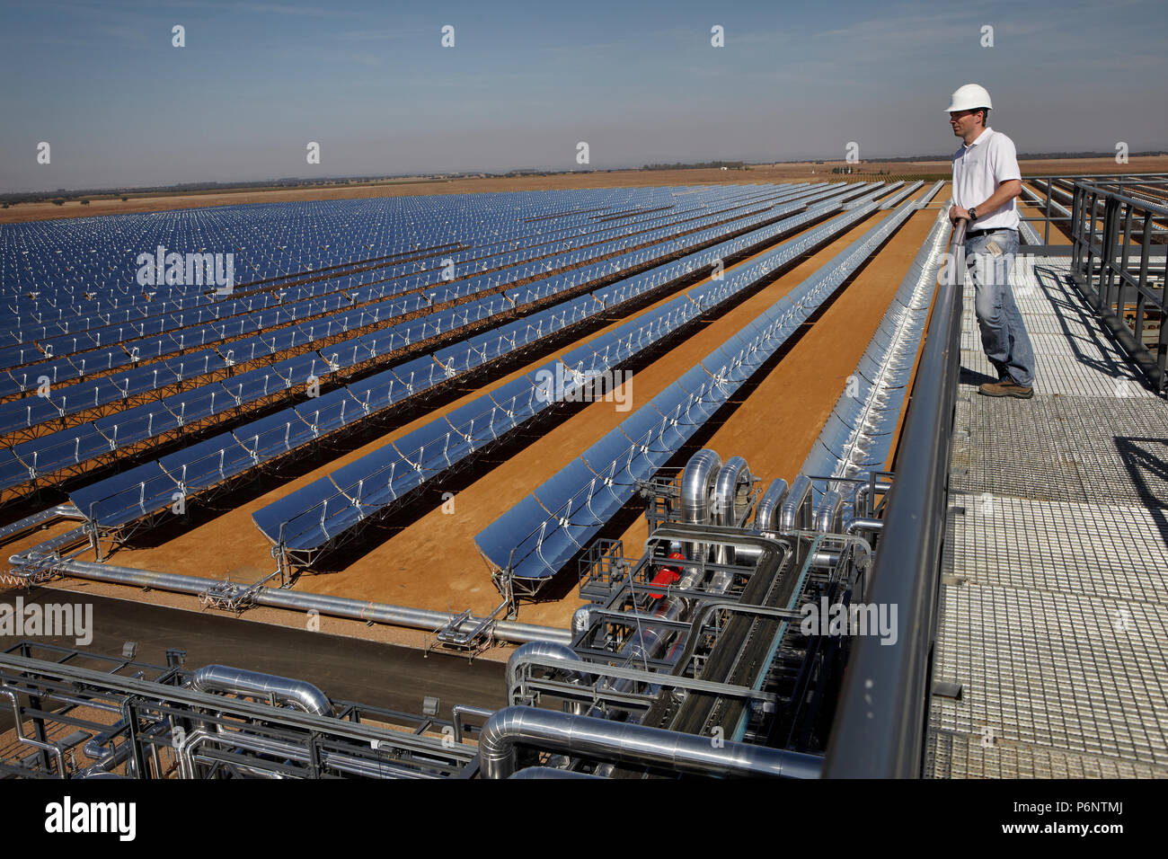 Hohlspiegel Technologie des Solarkraftwerks 'La Risca' in der Nähe von Badajoz Extremadura in Spanien. Stockfoto