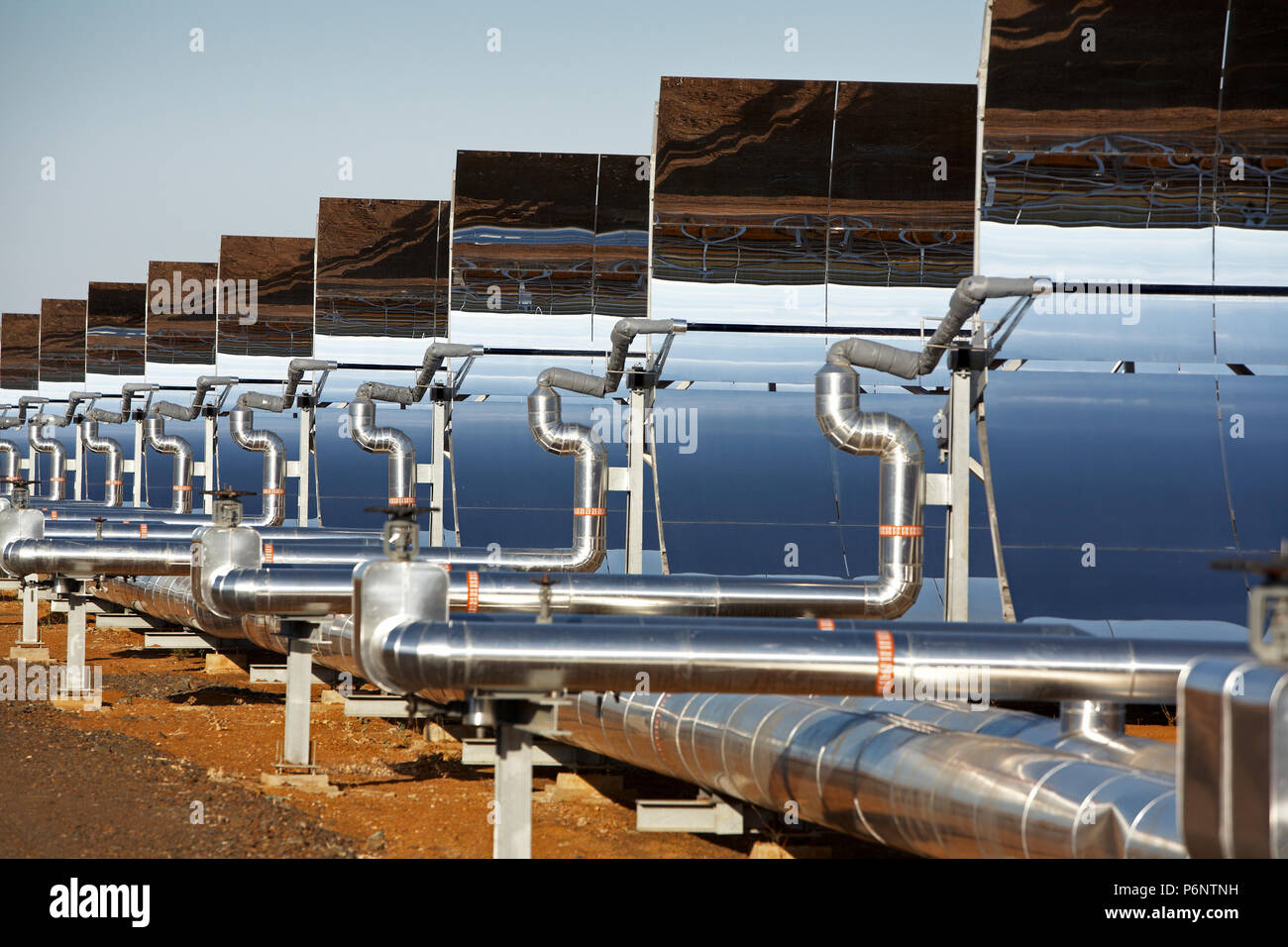 Hohlspiegel Technologie des Solarkraftwerks 'La Risca' in der Nähe von Badajoz Extremadura in Spanien. Stockfoto