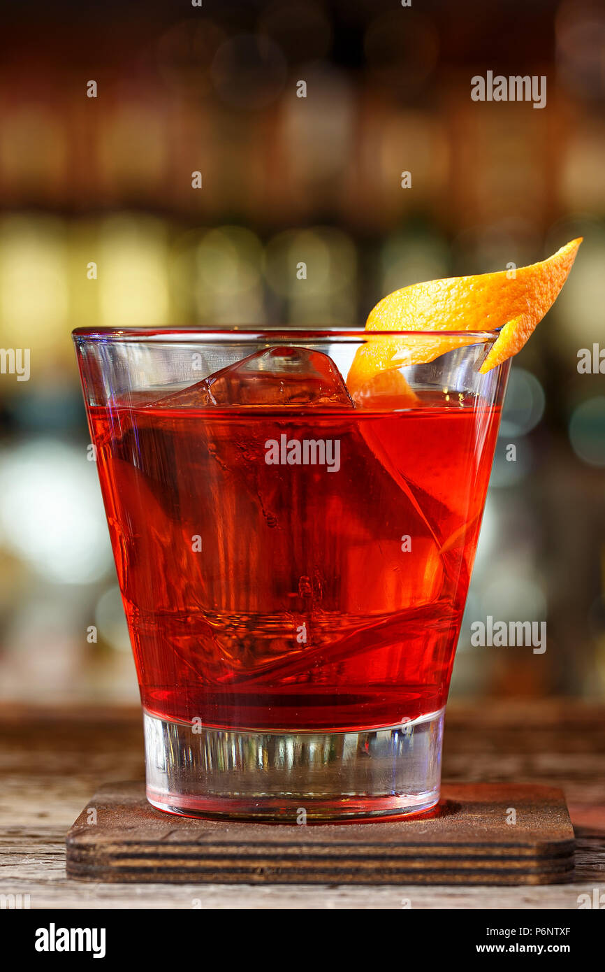 Rezept für Kochen Negroni. Klassisches Rezept mit Gin, Campari, Martini  Rosso. Cocktail an der Bar im Restaurant Stockfotografie - Alamy