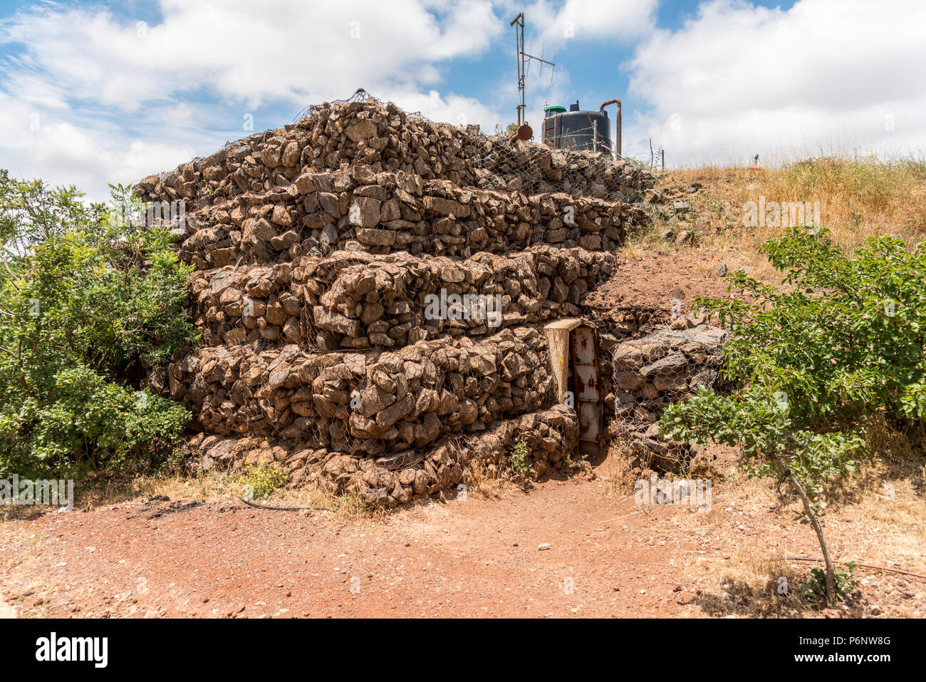 Militärische bunker Eingang auf dem Berg Bental auf der Israelischen syrischen Grenze Stockfoto