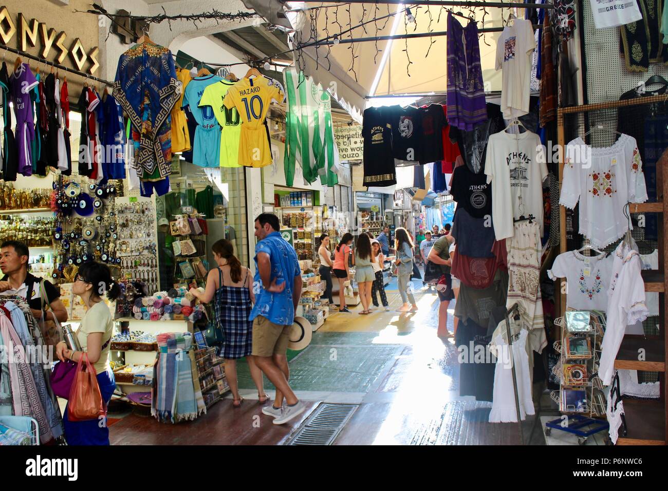 Souvenir Kleidung und gefälschte Trikots an der Markthalle Athen Griechenland Stockfoto