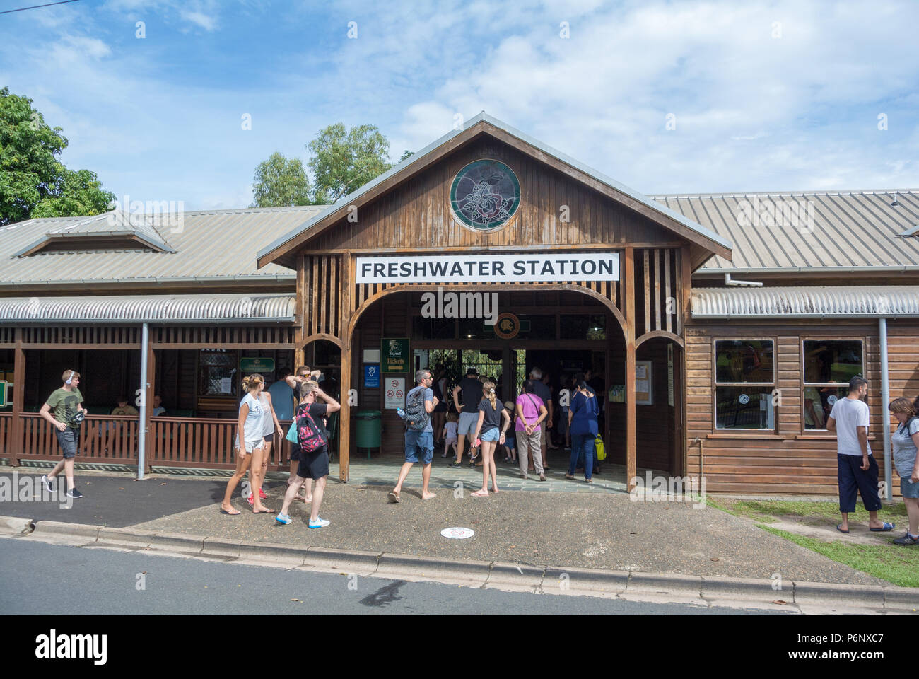 Touristen am Frischwasserstation Kuranda Scenic Railway, Cairns, Australien zu besuchen Stockfoto