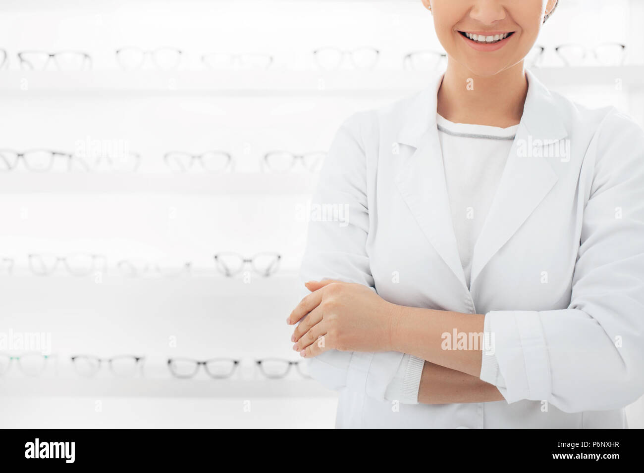 Weibliche Arzt Augenarzt an der optischen Speichern Stockfoto