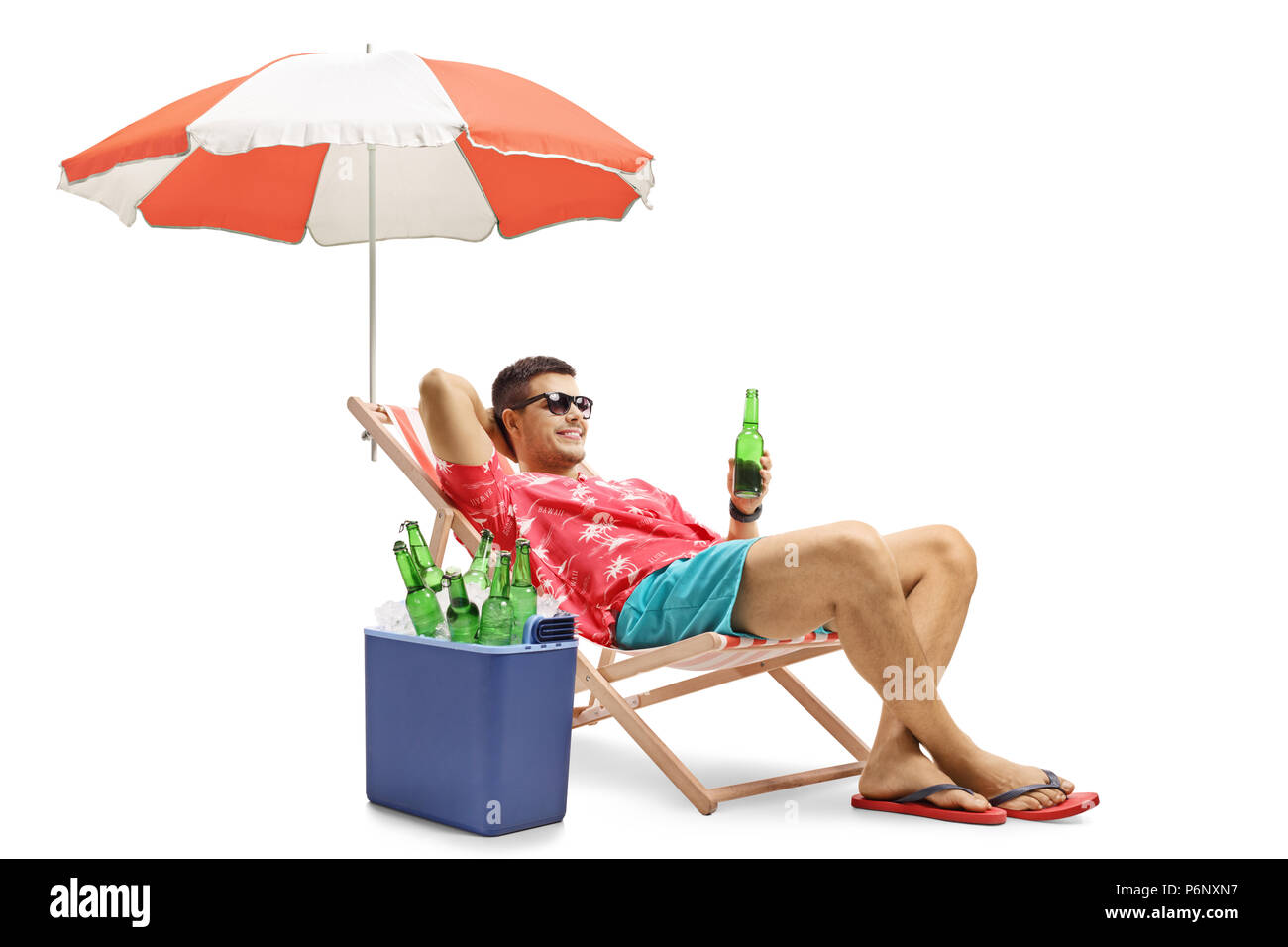 Tourist mit einer Flasche Bier entspannen im Liegestuhl mit Sonnenschirm  neben eine Kühlbox auf weißem Hintergrund Stockfotografie - Alamy