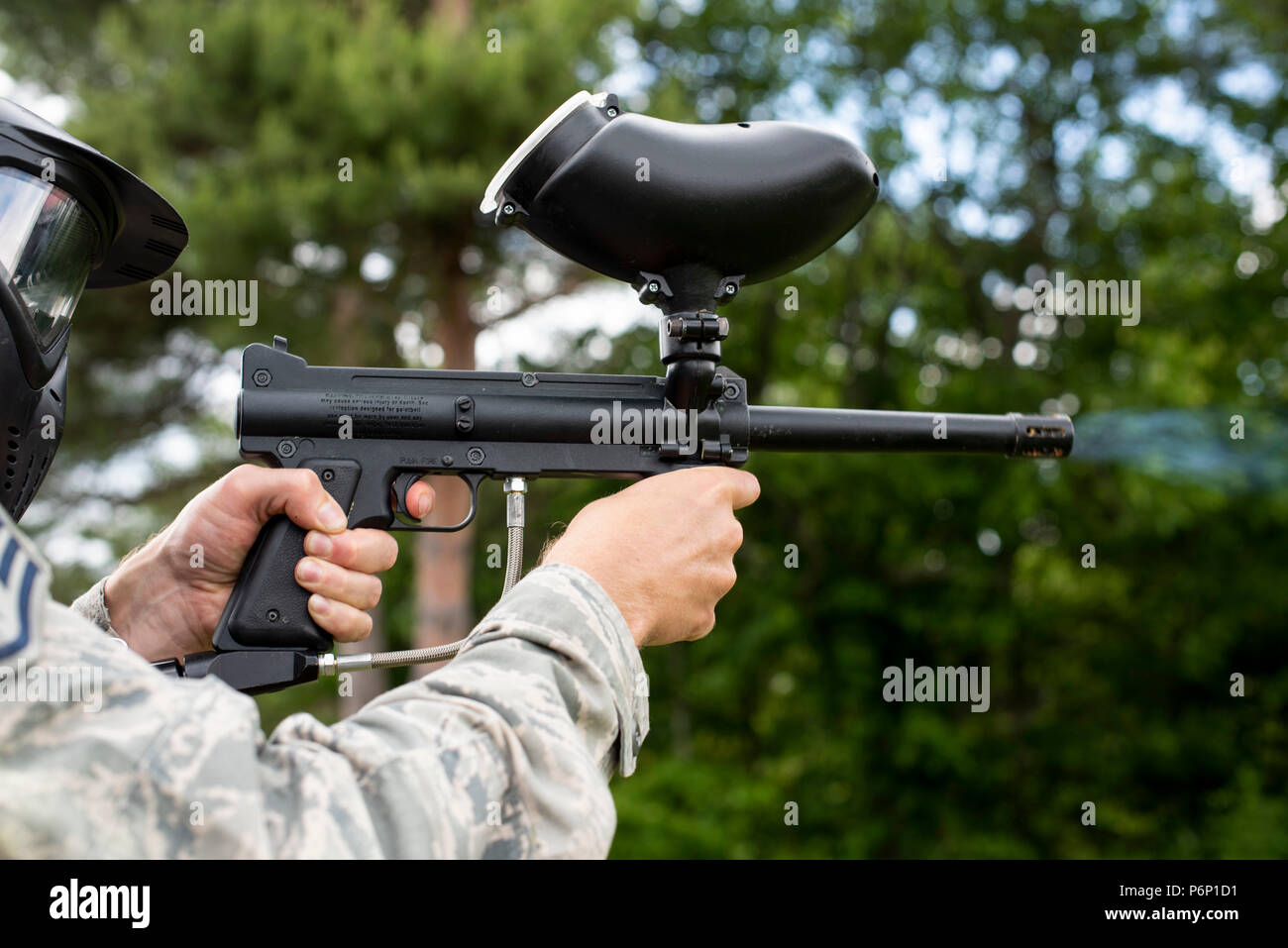 Ein US Air Force Mitglied Brände einer paintball Pistole während einer Delta Loslösung, 1 Raum Unternehmen, gemeinsame Taktik Armee Bodenstation Übung in Misawa Air Base, Japan, 22. Juni 2018. Diese Übung enthalten Flieger und US-Soldaten. Flieger und Soldaten kamen zusammen für Self-Aid Buddy Care, eine Granate Angriff Kurs und Paintball bis Ende der Woche. Paintball zeigt Geduld, durchhalten, wissend, Grenzen und Loslassen von Fehlern. (U.S. Air Force Foto von Airman 1st Class Xiomara M. Martinez) Stockfoto