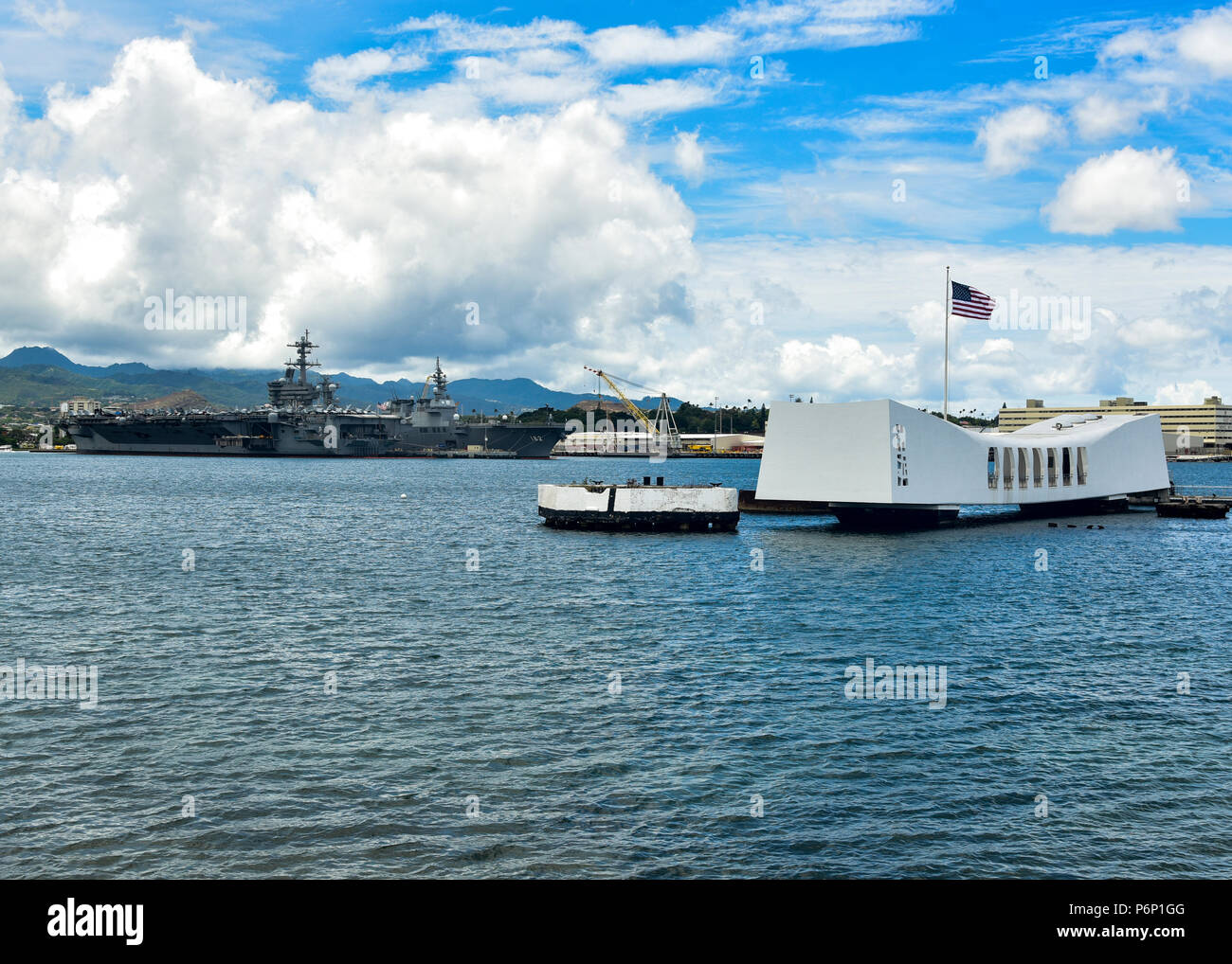 180701-N-HK 946-1020 Pearl Harbor - (1. Juli 2018) Der Flugzeugträger Carl Vinson (CVN 70) sitzt an Joint Base Pearl Harbor-Hickam in der Nähe des USS Arizona Memorial während der Übung der Pacific Rim, Juli 1. 25 Nationen, mehr als 45 Schiffe und u-Boote, etwa 200 Flugzeugen und 25.000 Angestellte beteiligen sich an Rimpac vom 27. Juni bis 2. August in und um die hawaiischen Inseln und Südkalifornien. Die weltweit größte internationale maritime Übung RIMPAC bietet eine einzigartige Ausbildung während der Förderung und Erhaltung der kooperative Beziehungen unter den Teilnehmern Kritiker Stockfoto