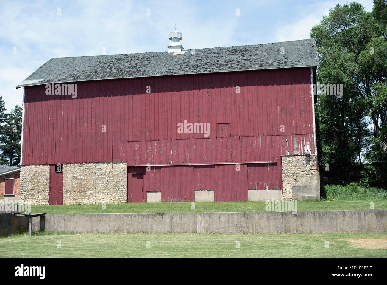 Dyersville, Iowa, USA. Scheune gebaut auf einem steinernen Fundament, auf dem Gelände der Farm im Motion Picture verwendet sitzt, "Feld der Träume". Stockfoto