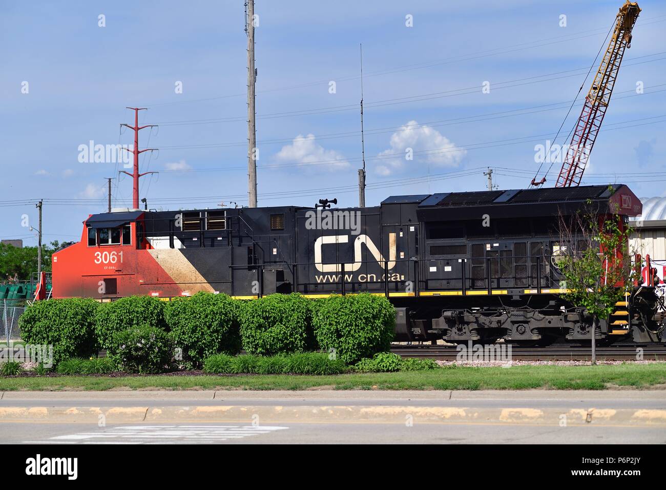 Dubuque, Iowa, USA. Führen Einheit einer Canadian National Railway Güterzug kurz vor Verlassen des Güterbahnhof. Stockfoto