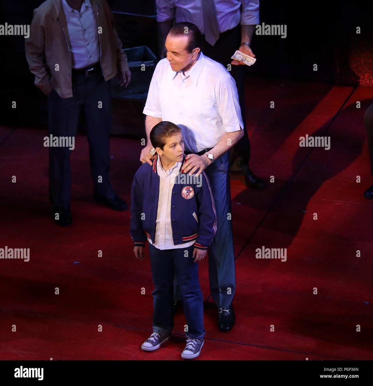 Chazz Palminteri, Hudson Loverro in ''A Bronx Tale'' Broadway Spiel am Longacre Theatre auf W. 48 St 6/6/2018 Foto von John Barrett/PHOTOlink/MediaPunch 917-754-8588 Stockfoto