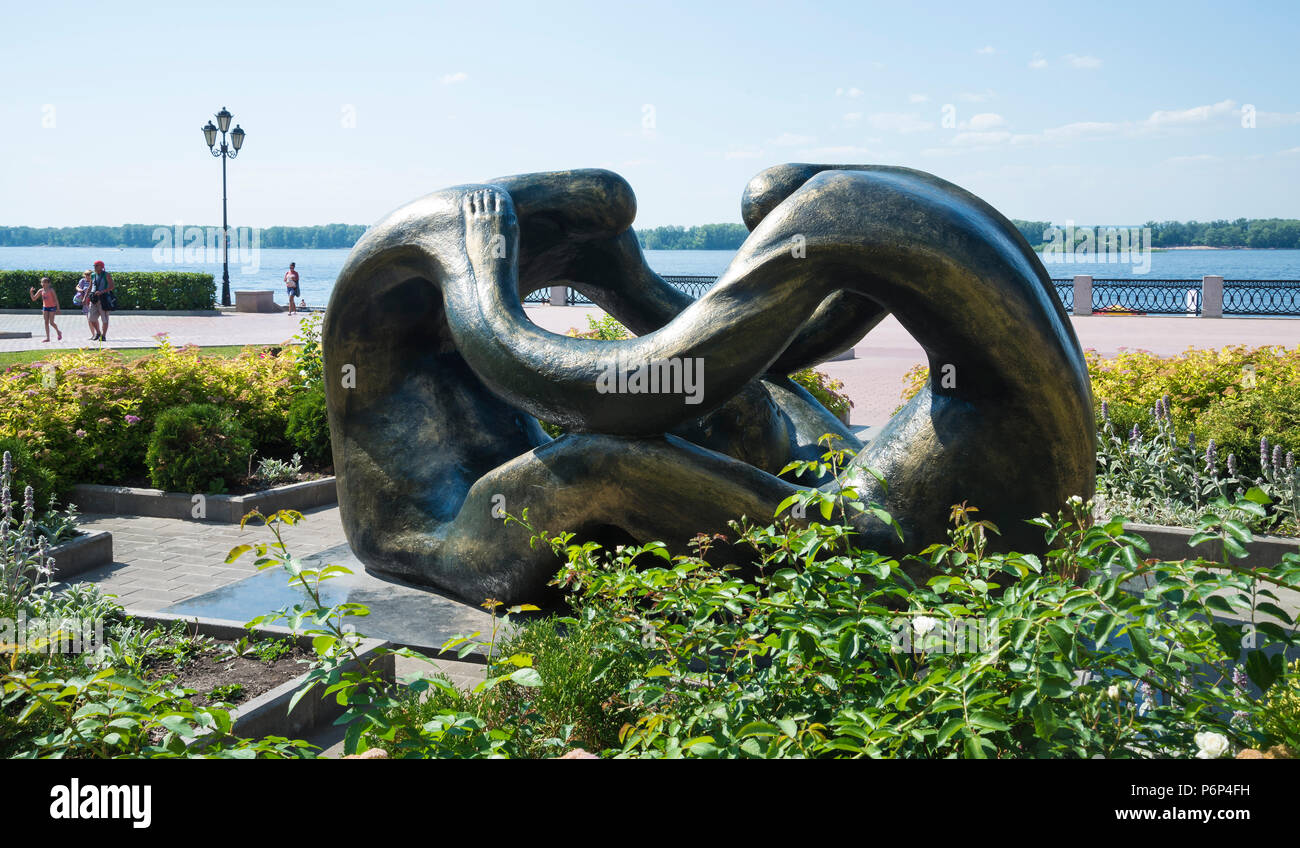 Die Skulptur ist die Wiege der Menschheit, die auf der Wolga Damm in Samara, Russland. An einem sonnigen Sommertag. Stockfoto