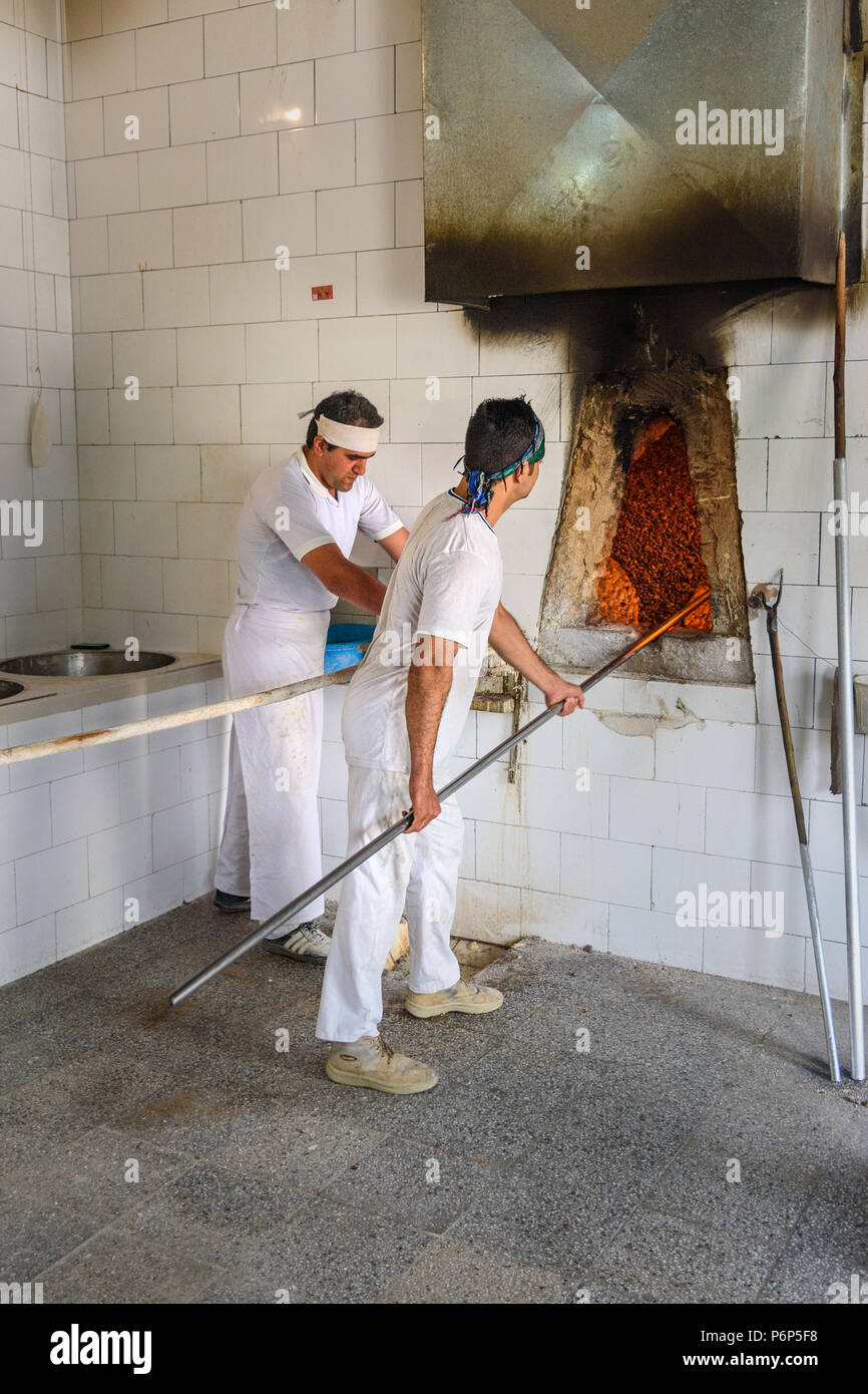 Khorramabad Lorestan, Provinz, Iran - 31. März 2018: Bäcker bei der Arbeit, die Vorbereitung von traditionellen Brot Sangak in Iranischen kleine Bäckerei Stockfoto