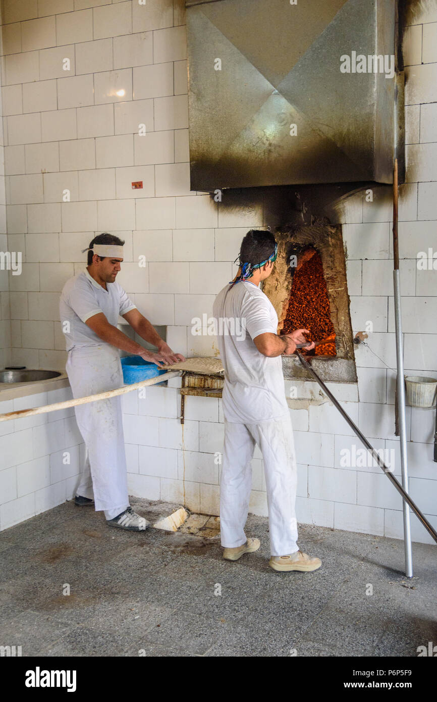 Khorramabad Lorestan, Provinz, Iran - 31. März 2018: Bäcker bei der Arbeit, die Vorbereitung von traditionellen Brot Sangak in Iranischen kleine Bäckerei Stockfoto