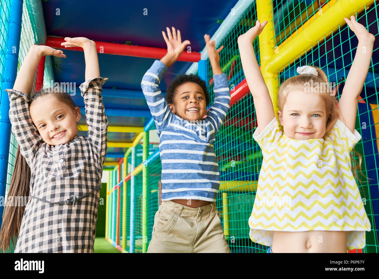 Aufgeregte Kinder im Spiel Center Stockfoto