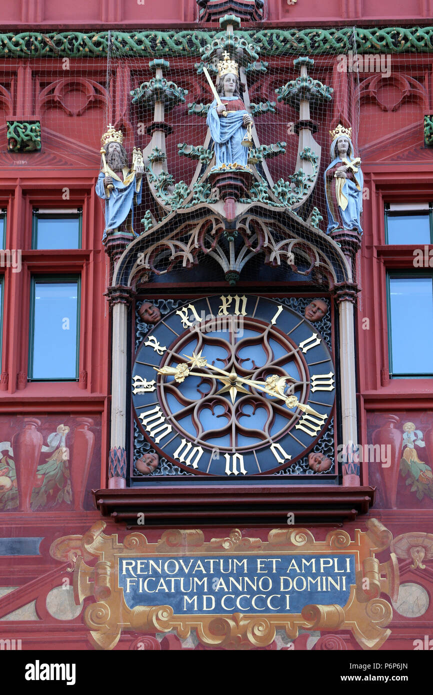 Die rote mittelalterlichen Basel Rathaus (Rathaus). Uhr an der Wand. Basel.  Die Schweiz Stockfotografie - Alamy
