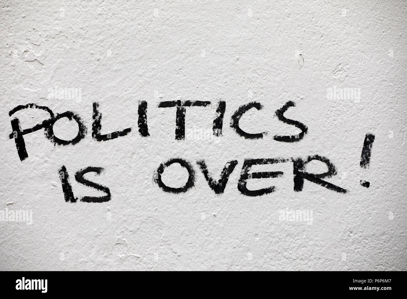 Graffiti an der Wand. Politik ist vorbei! Basel. Die Schweiz. Stockfoto