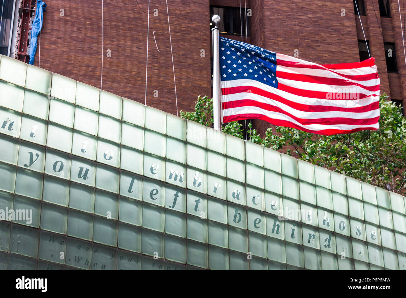 New York City. Amerikanische Flagge schwenkten in den Vietnam Veteranen Plaza, ein Kriegerdenkmal ehrt New York City Bürger, die sich während des Vietnam Krieges serviert. Stockfoto