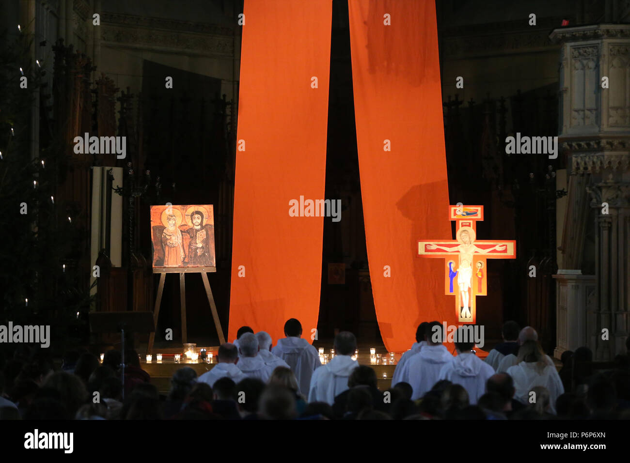 Die elisabethenkirche. Europäische Jugendtreffen von Taizé in Basel. Die pilger um 12.00 Uhr das Gebet. Die Schweiz. Stockfoto