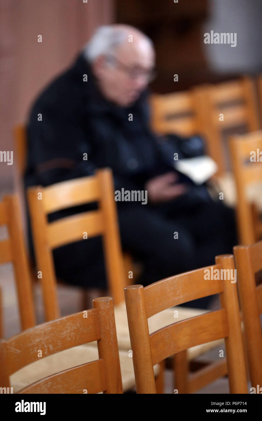 Leonhardskirche. Alter Mann Lesen der Bibel in der Kirche. Basel. Die Schweiz. Stockfoto