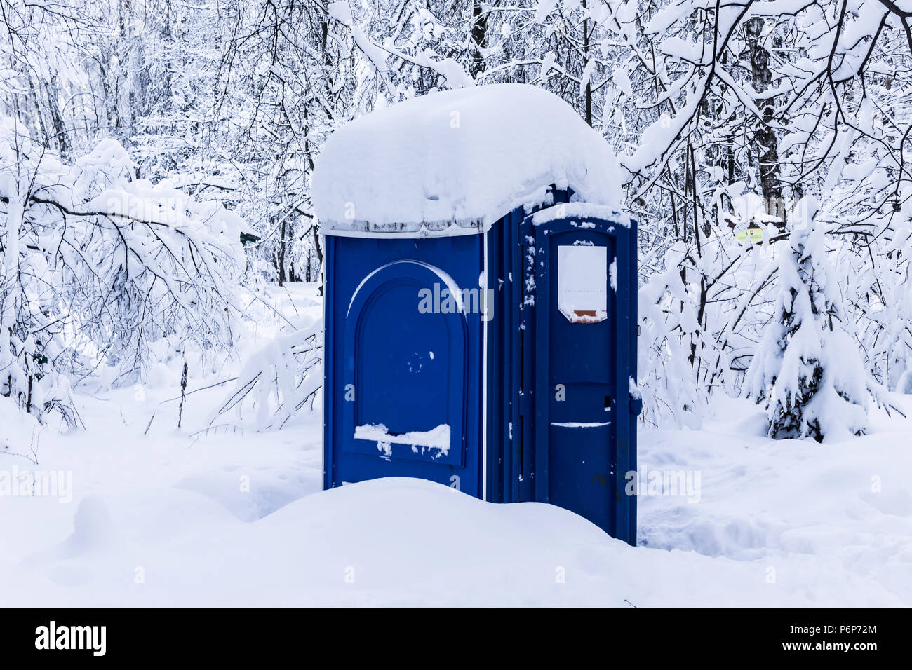 Nach dem Schneefall. Der Kunststoff wc im Park ist mit einer Kappe von Schnee bedeckt. Site über Parks, Natur, Wetter, Jahreszeiten, Naturkatastrophen. Stockfoto