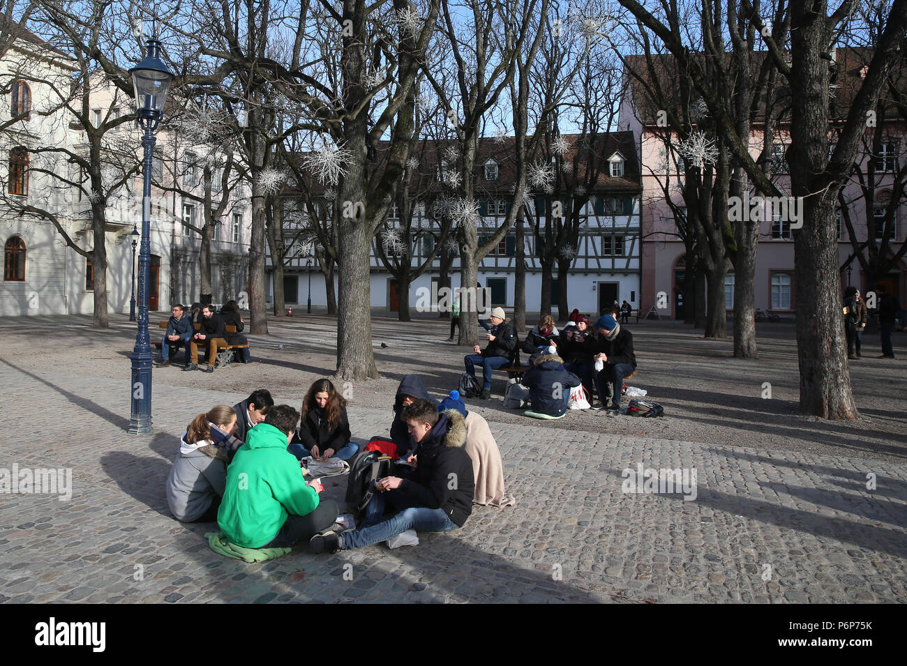 Rund 20.000 Pilger aus Europa und darüber hinaus in Basel für die jährlichen Europäischen Jugendtreffen von Taizé Gemeinschaft montiert. Basel. Die Schweiz. Stockfoto